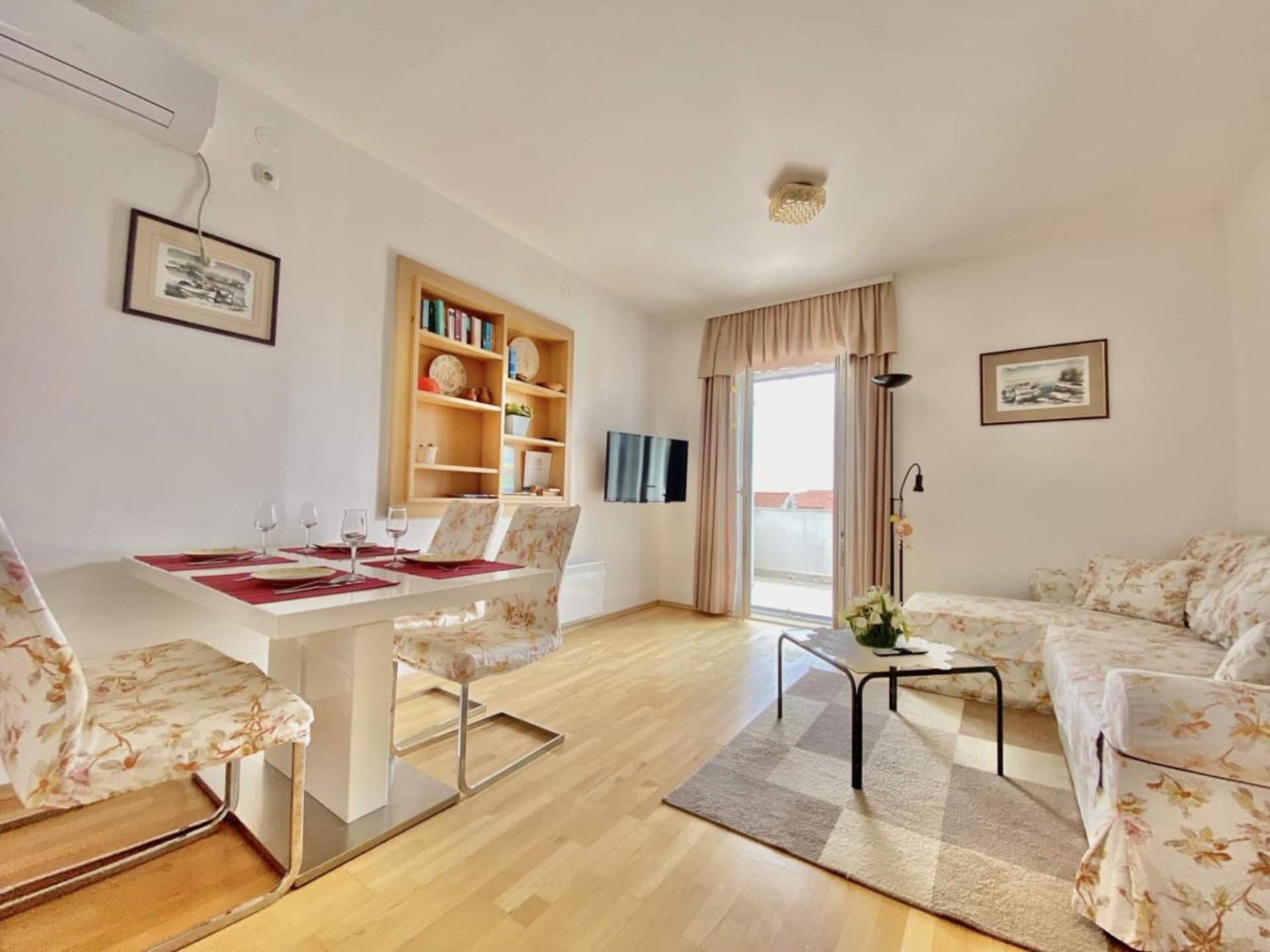 Family Apartments Viva Close To The Beach Krk Town Exterior foto